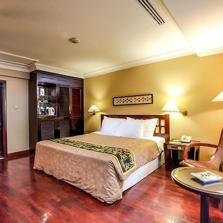 Singgasana Hotel Surabaya Buitenkant foto
