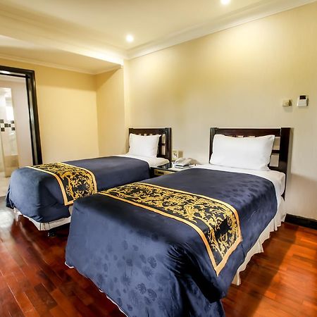 Singgasana Hotel Surabaya Buitenkant foto