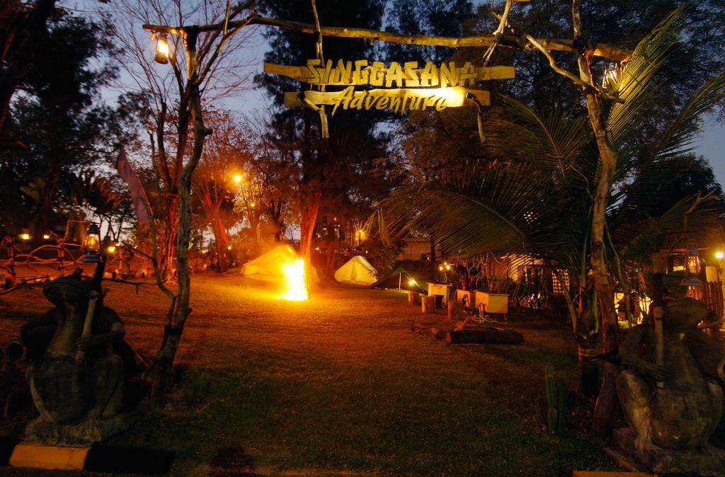 Singgasana Hotel Surabaya Buitenkant foto