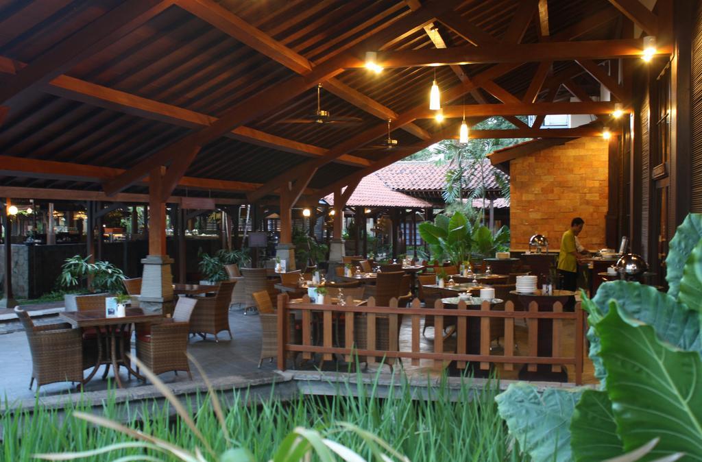 Singgasana Hotel Surabaya Buitenkant foto