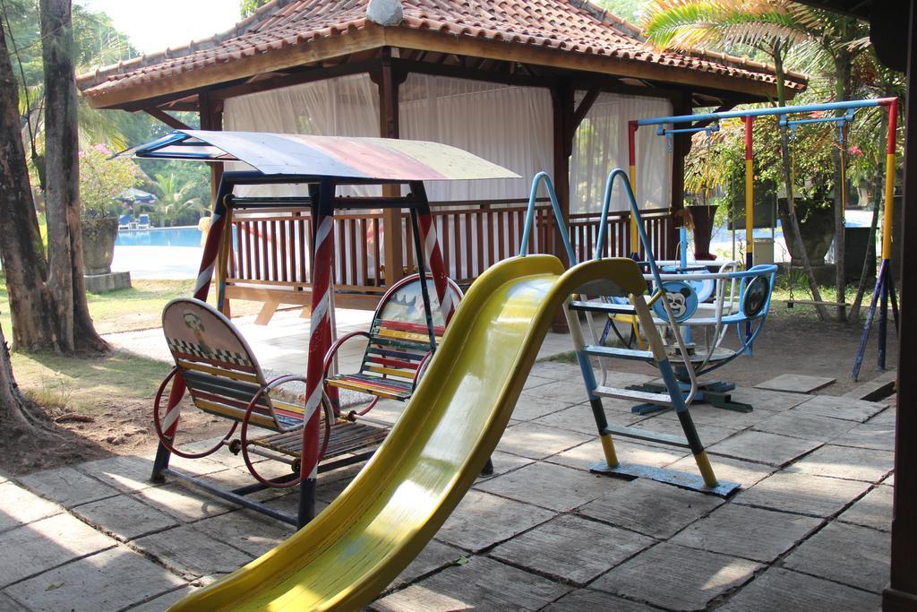 Singgasana Hotel Surabaya Buitenkant foto