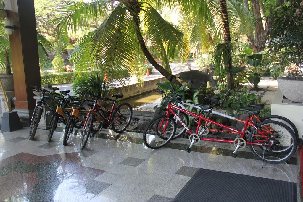 Singgasana Hotel Surabaya Buitenkant foto