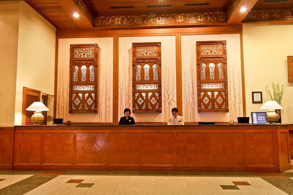 Singgasana Hotel Surabaya Buitenkant foto