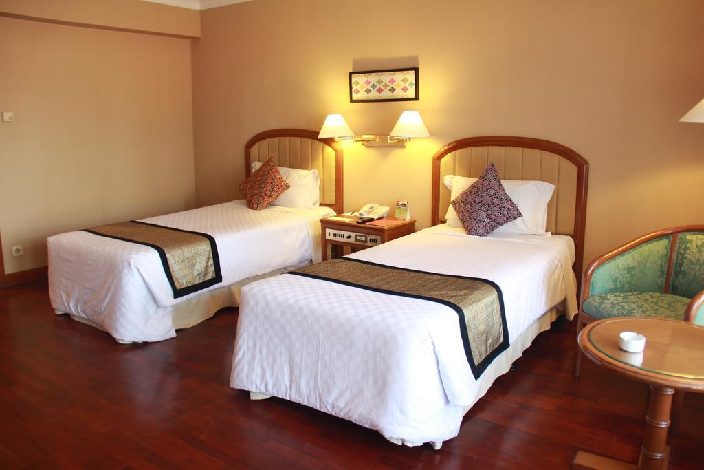 Singgasana Hotel Surabaya Kamer foto