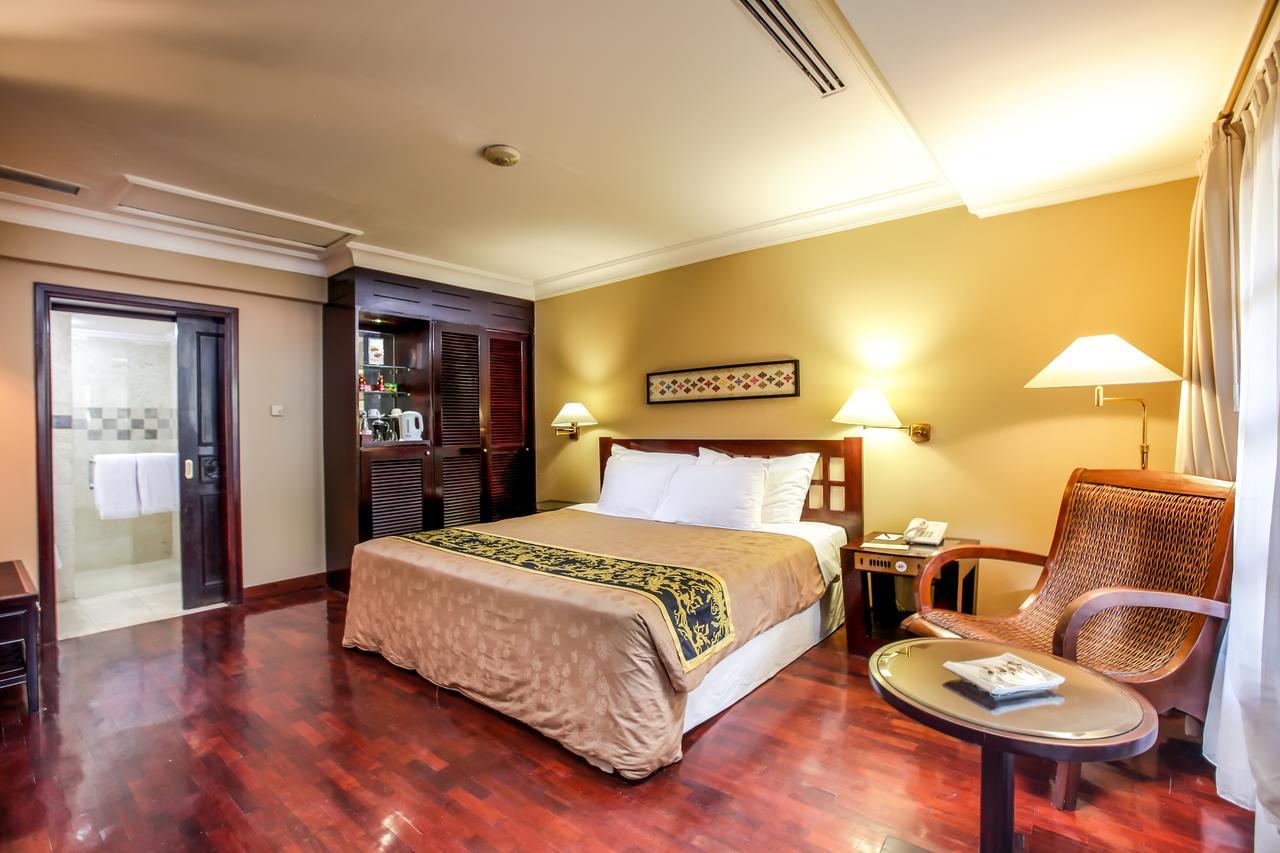 Singgasana Hotel Surabaya Buitenkant foto