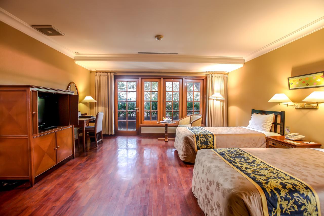 Singgasana Hotel Surabaya Buitenkant foto