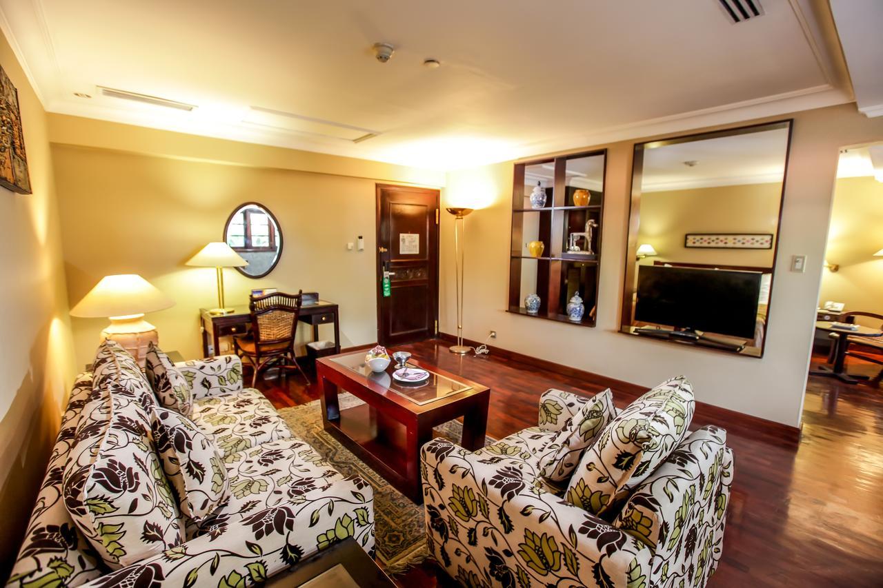Singgasana Hotel Surabaya Buitenkant foto