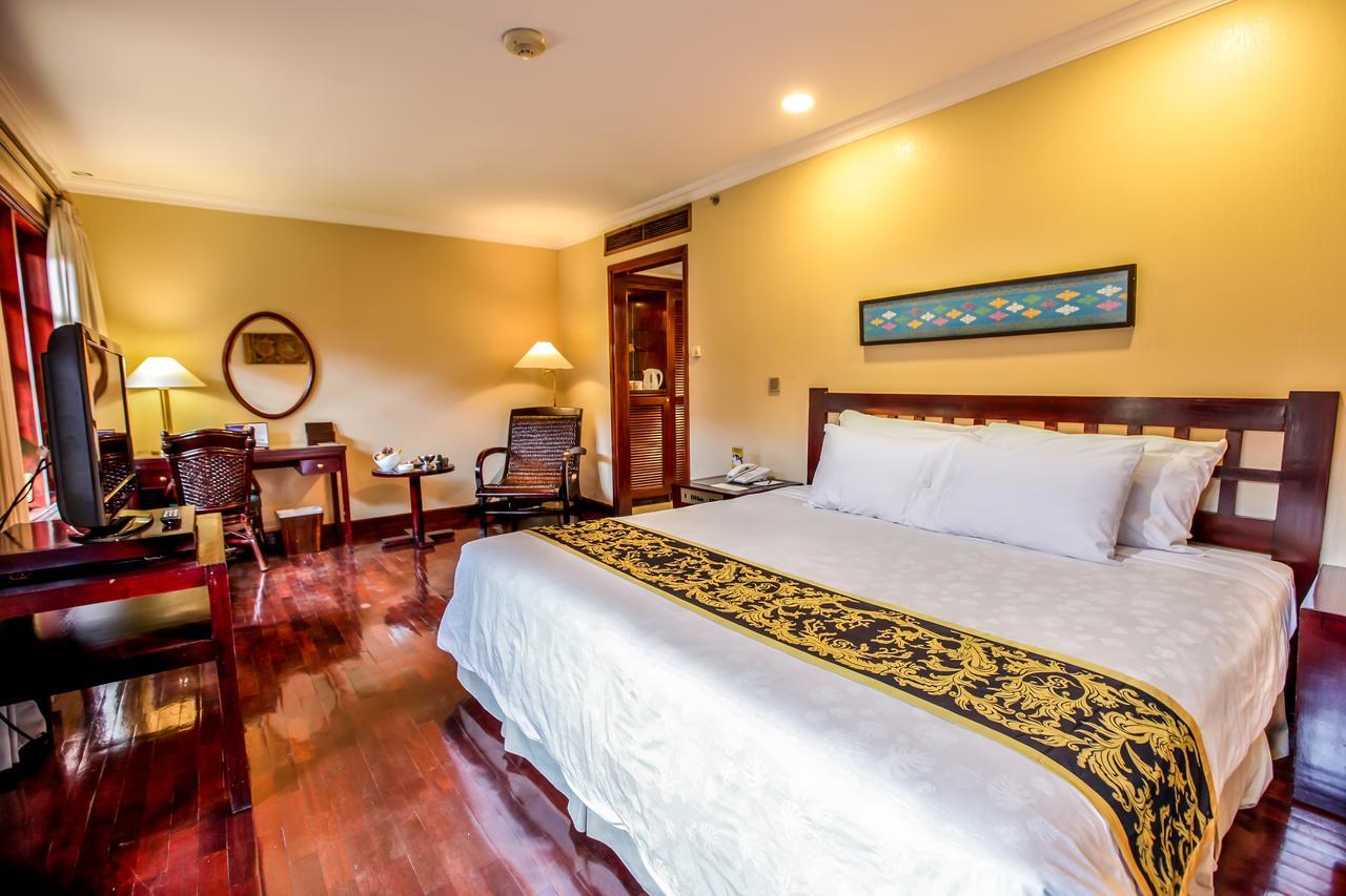 Singgasana Hotel Surabaya Buitenkant foto