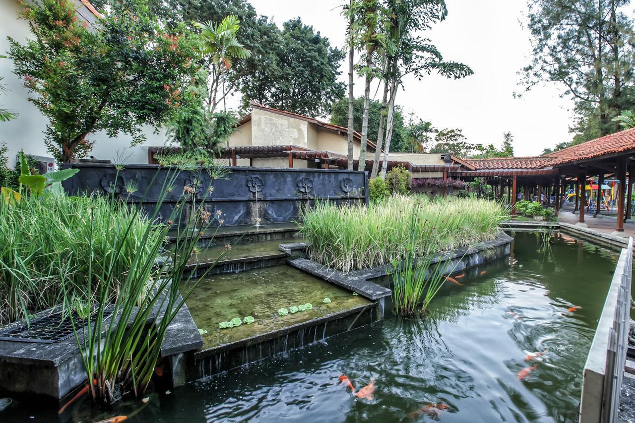 Singgasana Hotel Surabaya Buitenkant foto