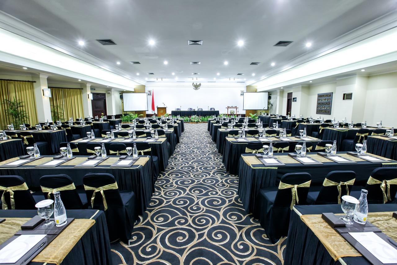 Singgasana Hotel Surabaya Buitenkant foto