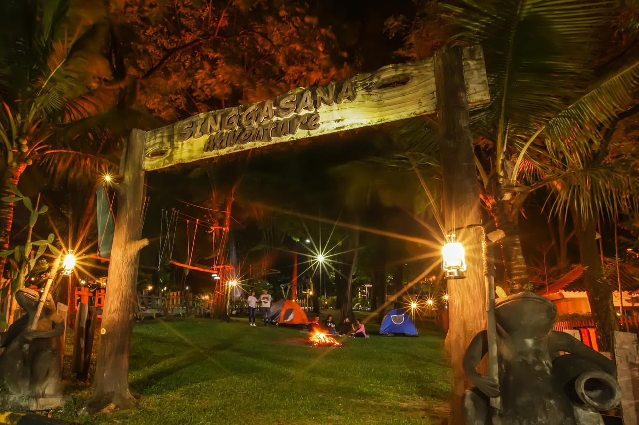 Singgasana Hotel Surabaya Buitenkant foto