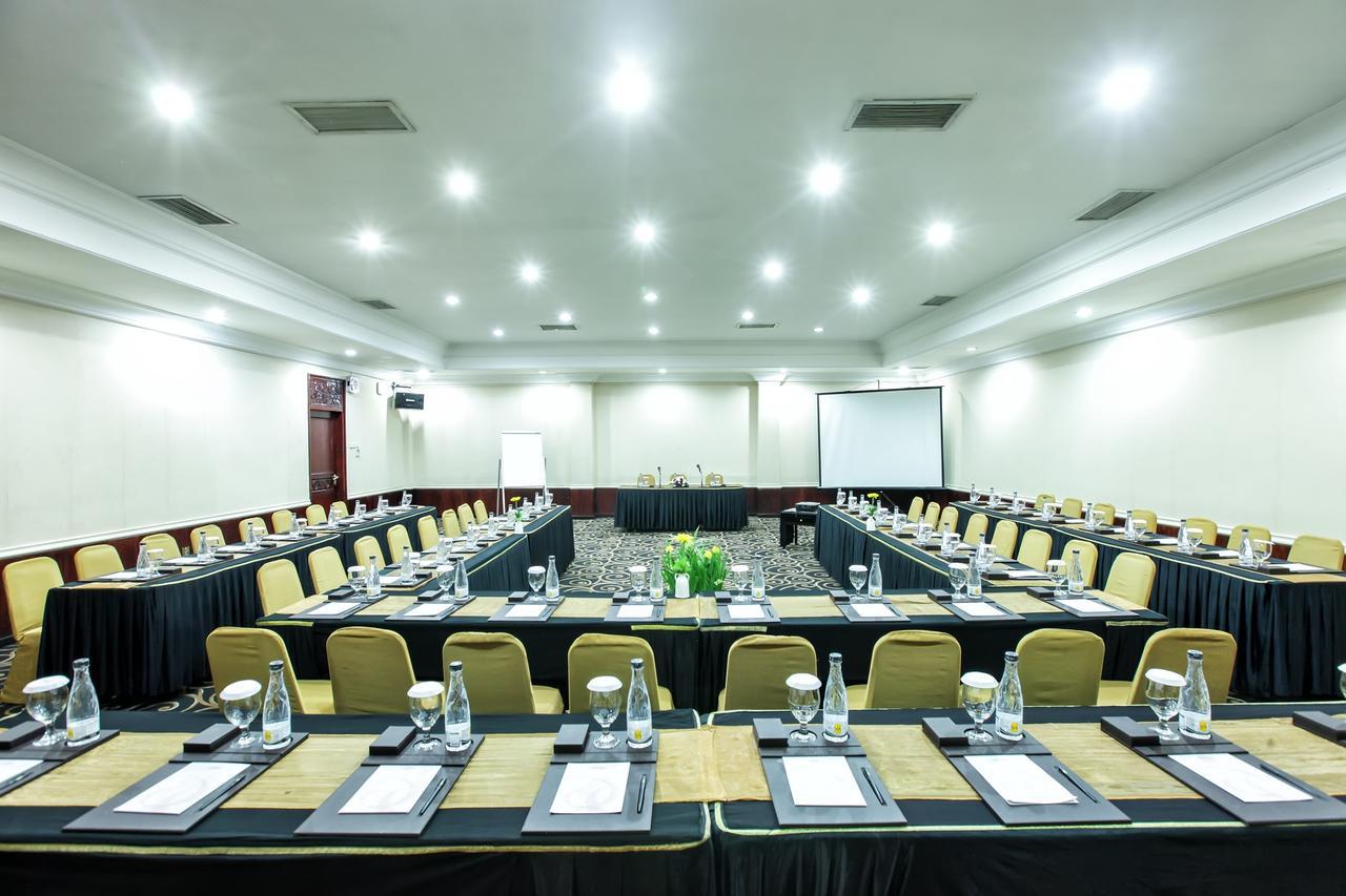 Singgasana Hotel Surabaya Buitenkant foto