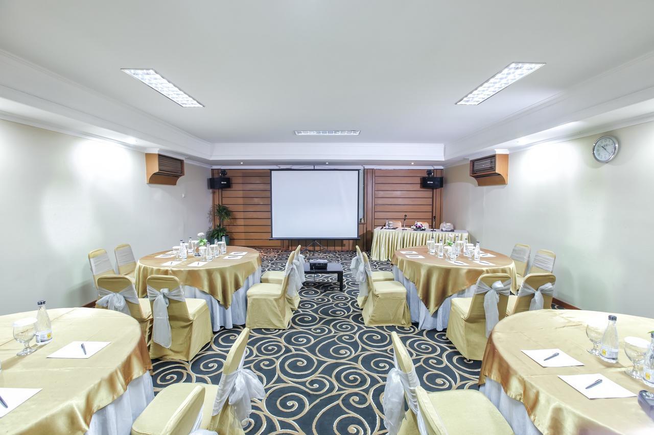 Singgasana Hotel Surabaya Buitenkant foto