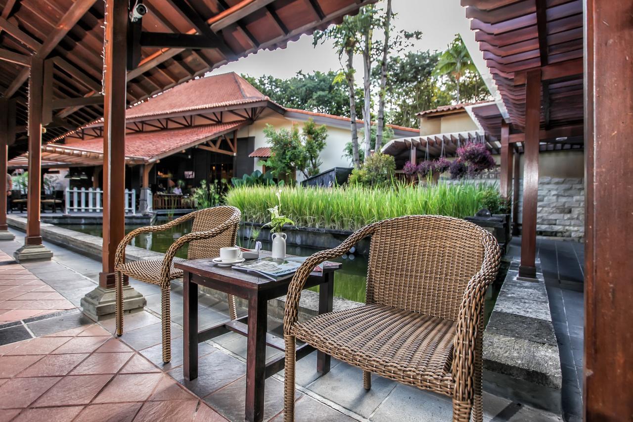 Singgasana Hotel Surabaya Buitenkant foto