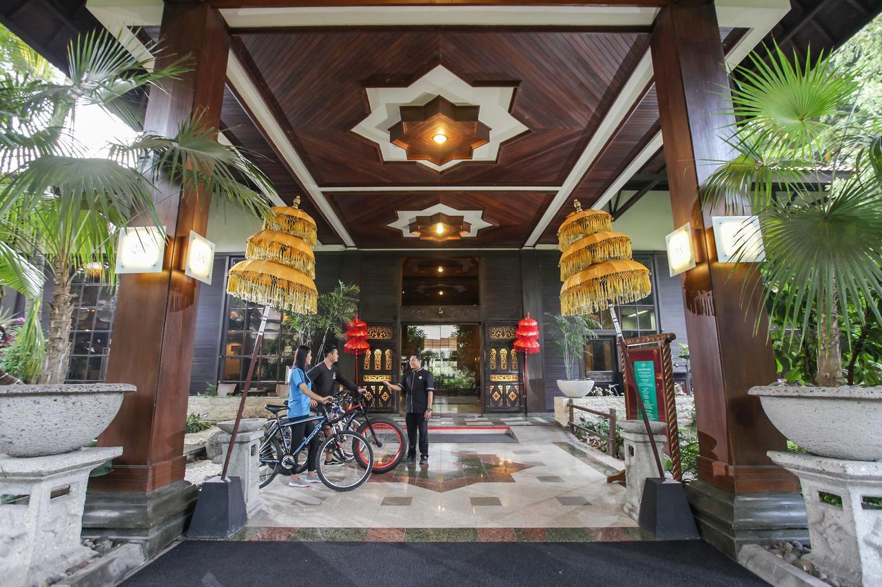 Singgasana Hotel Surabaya Buitenkant foto